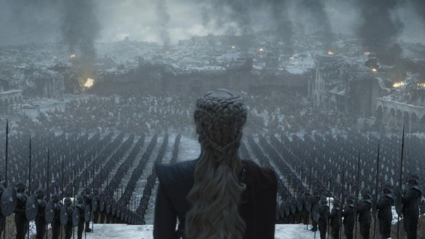 Daenerys Targaryen se dirige a sus tropas