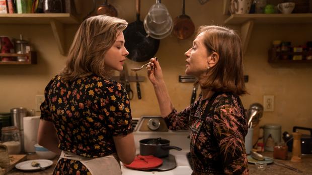 Isabelle Huppert cuida en casa a una desconfiada e inocente Chloë Grace Moretz