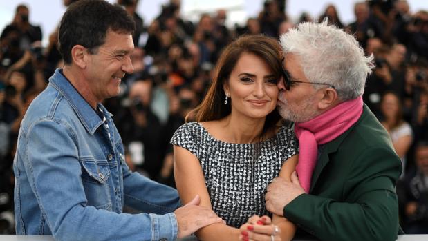 Antonio Banderas, Penélope Cruz y Pedro Almodóvar, en la presentación de Dolor y gloria en Cannes