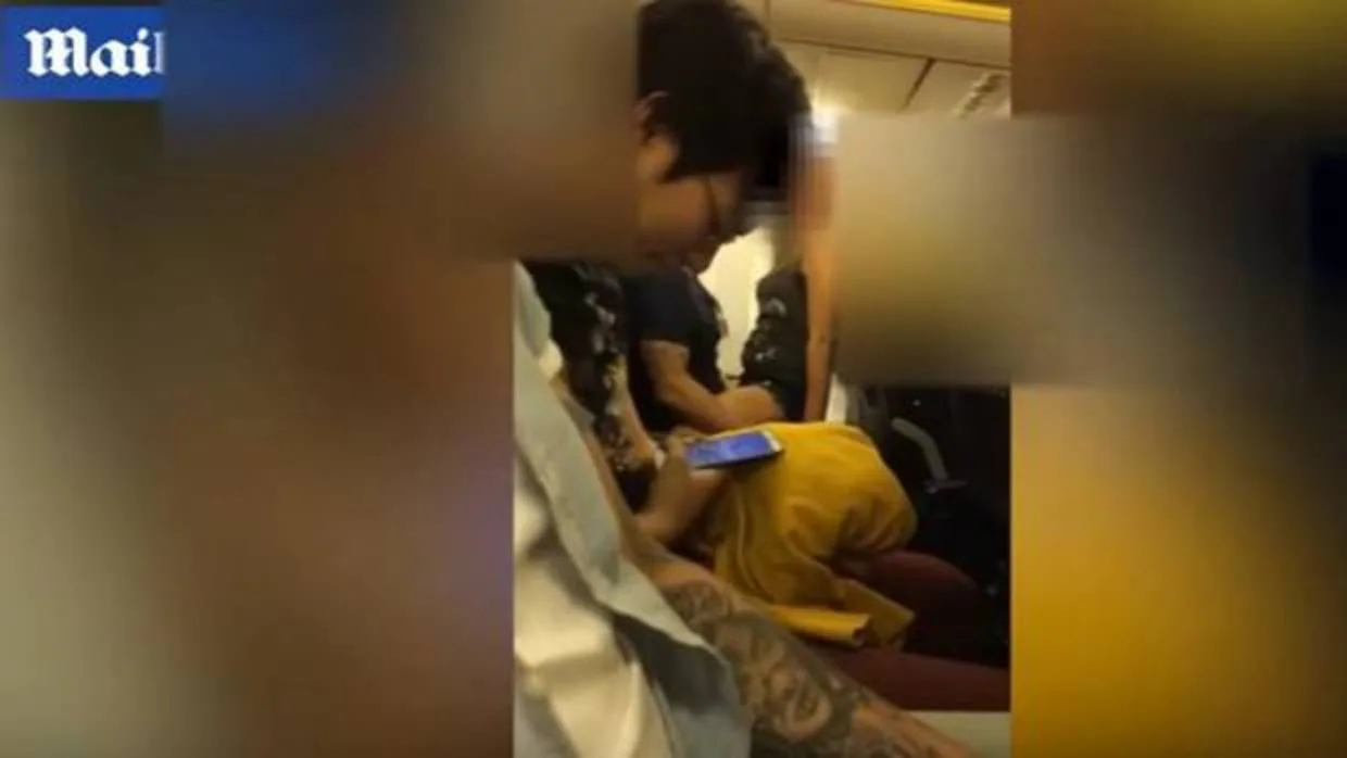 Pillan a una pareja en una situación comprometida en un avión de Ryanair