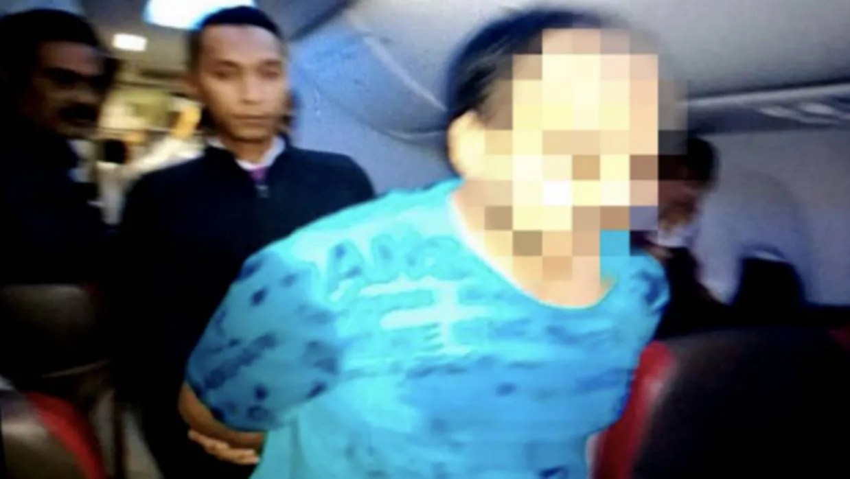 Detienen a un pasajero por desnudarse y ver porno durante un vuelo a  Bangladés