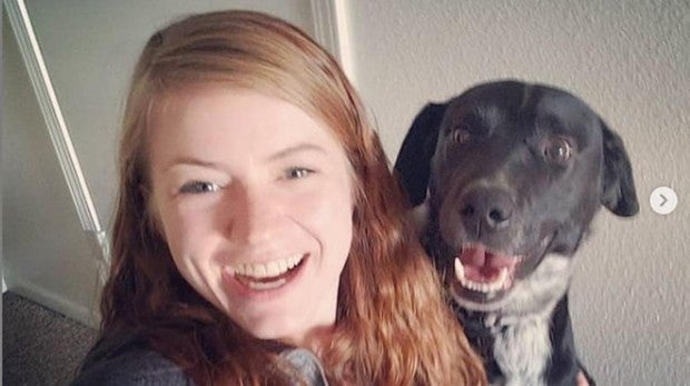Mandy Horvarth junto a su perro