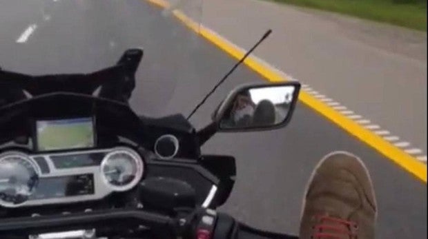 Imagen del youtuber conduciendo con los pies