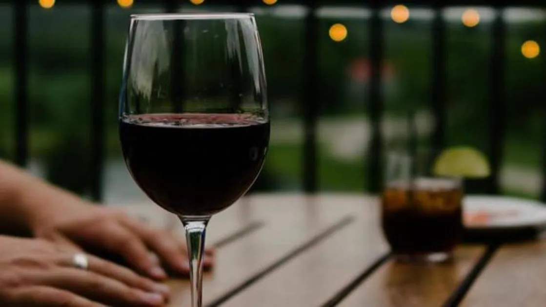 Puede el tamaño de la copa influir en cuánto vino bebes? - BBC News Mundo