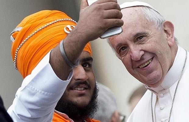 El Papa posa para una autofoto tras presid¡r la audiencia general en la plaza de San Pedro