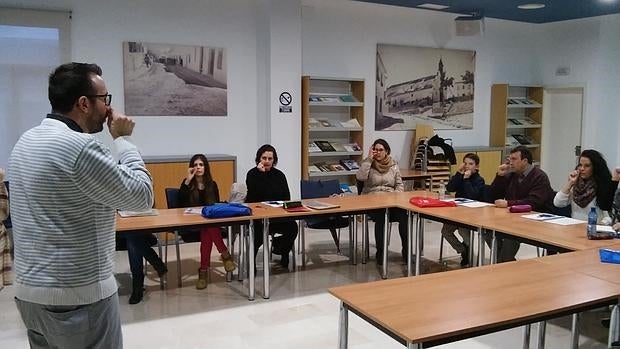 Imagen de archivo de una clase de lengua de signos