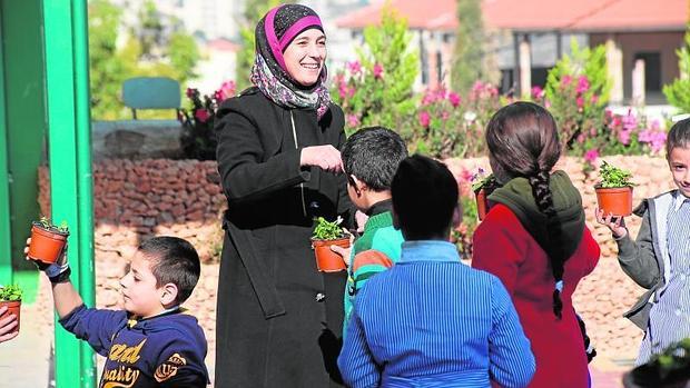 Hanan Al Hroub, con sus alumnos