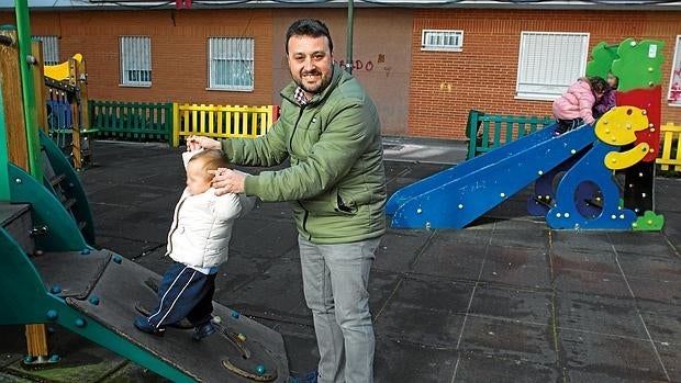 Sergio Díez dejó su trabajo para dedicarse a su hija.