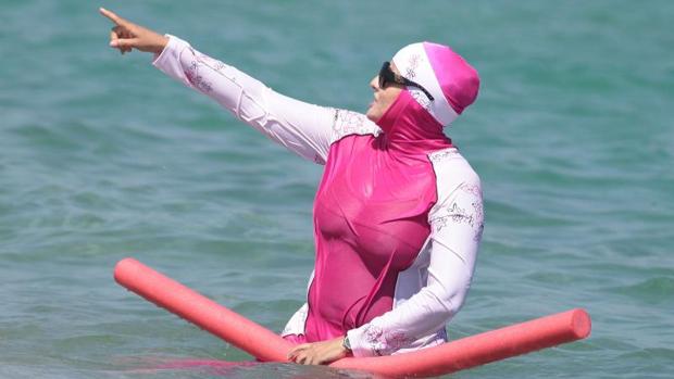 Una mujer se baña en Francia con un burkini