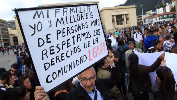 Un hombre sostiene una pancarta en favor del respeto a las personas LGBTI durante una manifestación pacífica contra la homofobia
