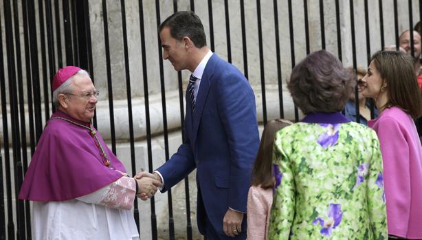 El obispo de Mallorca, Javier Salinas, recibe a los Reyes Felipe y Letizia, sus hijas, la princesa Leonor y la infanta Sofía, y la reina Sofía (2d), a su llegada a la catedral de Palma para asistir a la misa del Domingo de Resurrección, la pasada Semana Santa