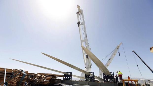 Descarga en el puerto de Arinaga, en el municipio grancanario de Agüimes, de las tres palas de la hélice del aerogenerador marino