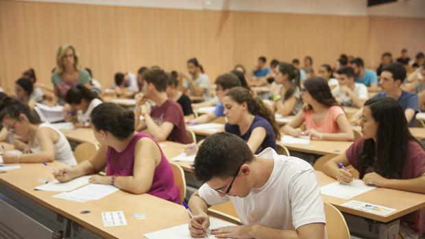 Estudiantes españoles realizan un examen durante la pasada Selectividad