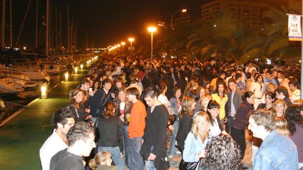 Un macrobotellón en el paseo marítimo de Palma de Mallorca