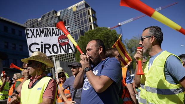 Concentración de examinadores de tráfico a las puertas de la DGT