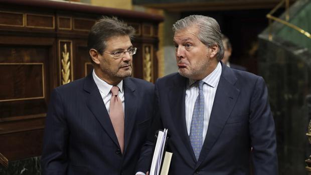 El ministro de Educación, Íñigo Méndez de Vigo, hoy en el Congreso, junto al de Justicia, Rafael Catalá