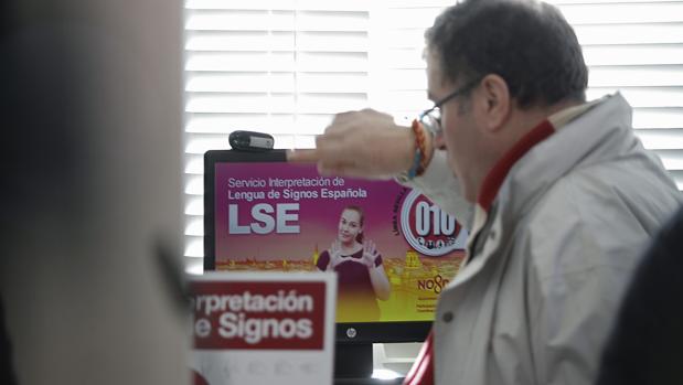 Servicio de informacion con interpretacion presencial en lengua de signos, para personas con discapacidad auditiva
