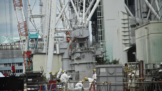 Operarios trabajando en el desmantelamiento de la central nuclear