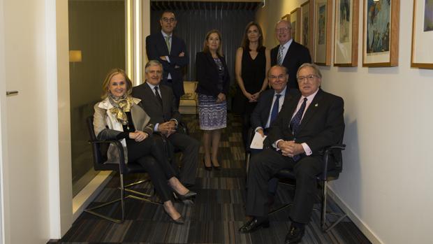 De izquierda a derecha, los miembros del jurado: Margarita Alfonsel, Enrique de Porres, Francisco Fernández, Ana Pastor, Nuria Ramírez de Castro, Eduardo Díaz Rubio, César Nombela y Diego Murillo