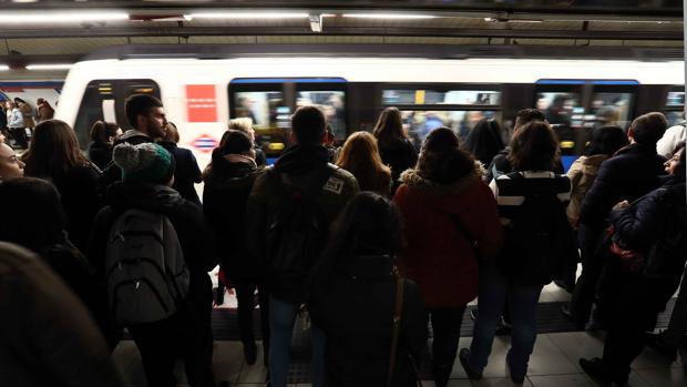 Vista del andén de una estación del metro madrileño