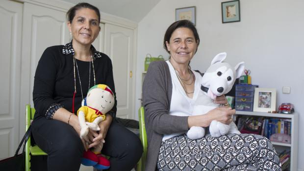 Teresa y María, madres de acogida, posan en la habitación de José ISABEL PERMUY