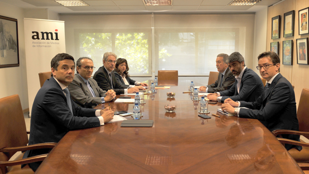 El presidente de la Asociación de Medios de Información (AMI), Javier Moll, se ha reunido esta mañana con los principales editores afectados por los paros que realizan los transportistas