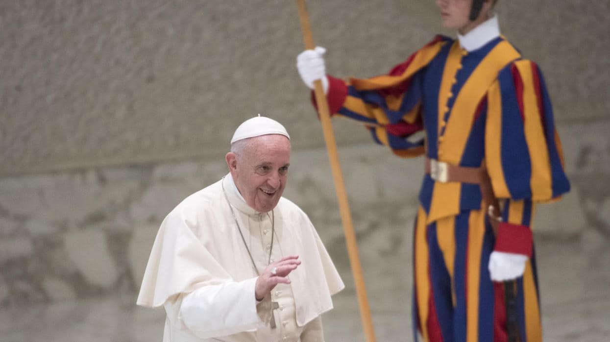 Papa Francisco advierte del peligro de ir a echarse las cartas o leer las manos