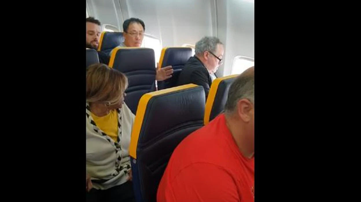 Ataque racista en un vuelo de Barcelona: un hombre no quiso sentarse con  una mujer por ser negra