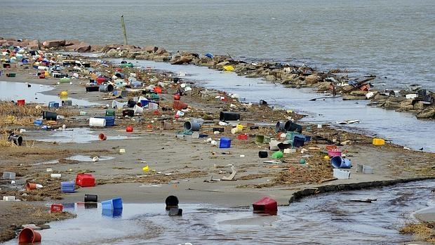 Imagen de archivo de una playa llena de plásticos