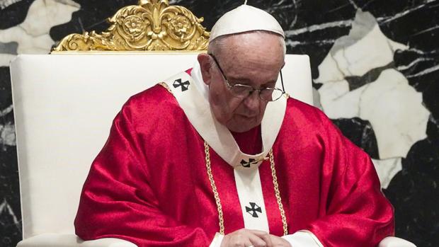 El Papa Francisco durante una misa en la Basílica de San Pedro, ayer en el Vaticano