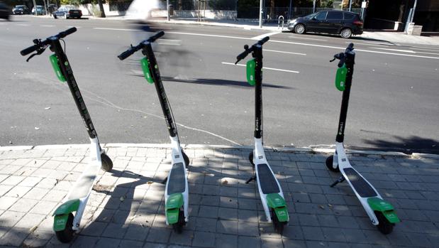 Varios patinetes estaciones en las aceras de Madrid