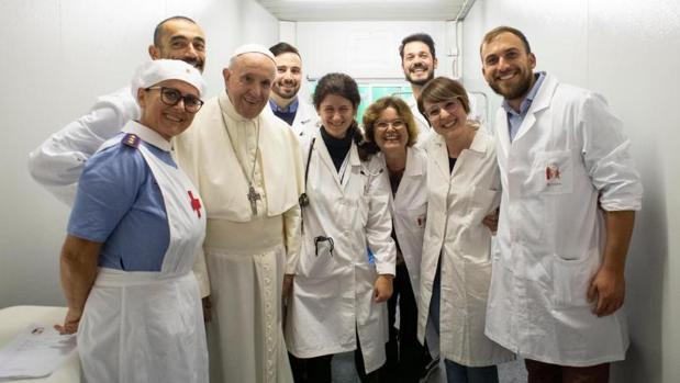 El Papa, el viernes, junto al personal del ambulatorio instalado en el Vaticano para atender a personas sin recursos