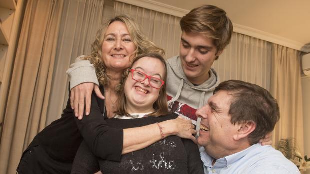 Blanca, arropada por su familia, en su domicilio