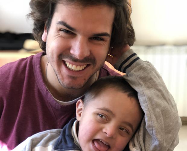 Álvaro Pisa tiene 27 años y dejó todo para ayudar a niños en Palestina