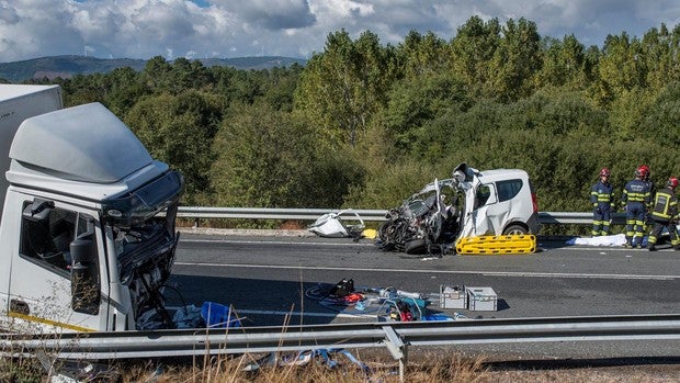 Una persona murió y otra resultó herida grave en una colisión entre una furgoneta y un camión el pasado 16 de octubre, en San Cristovo de Cea (Orense)