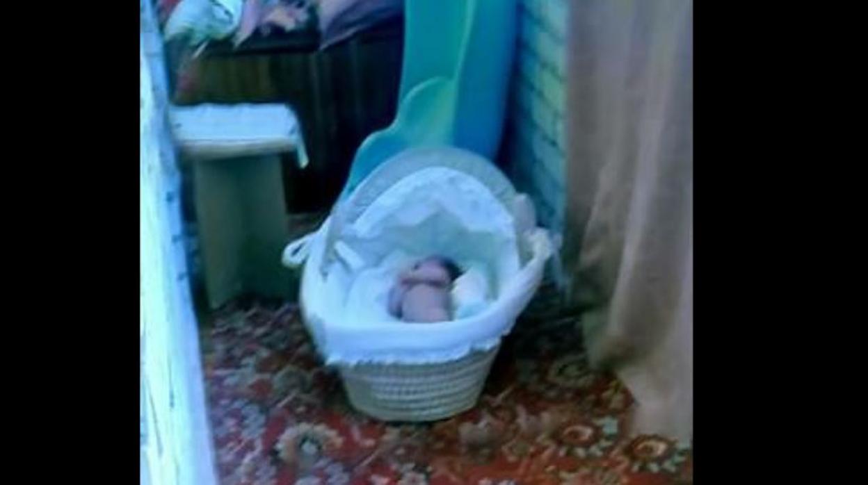 Deja a su bebé desnuda en el balcón en pleno invierno de Rusia para  vengarse de su exmarido