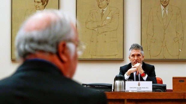 El ministro del Interior, Fernando Grande-Marlaska, ayer durante la inauguración de una conferencia sobre seguridad vial organizada por la Fundación Mapfre sobre el «objetivo cero accidentes» en la que participó también el director general de Tráfico, Pere Navarro, en el Congreso de los Diputados