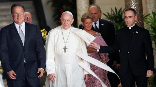 El Papa durante su visita de cortesía al presidente de Panamá, Juan Carlos Varela