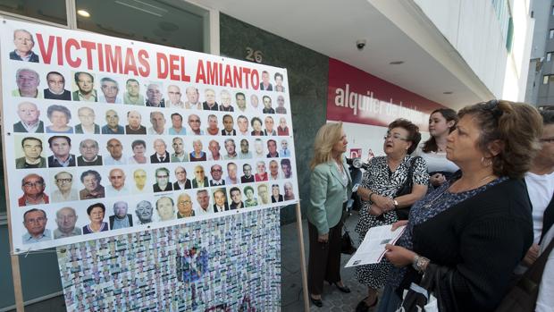 Protesta de familiares de víctimas del amianto