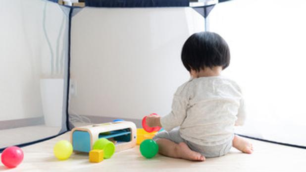 Una niña japonesa juega en un parquecito infantil