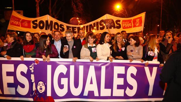 Begoña Gómez, flanqueda por los ministros Luis Planes, Grande-Marlaska, Delgado y Calvo