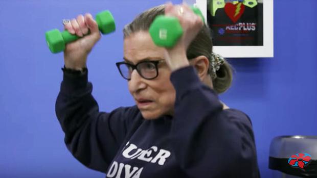 La magistra Ruth Bader Gingsburg en pleno entrenamiento a sus 85 años