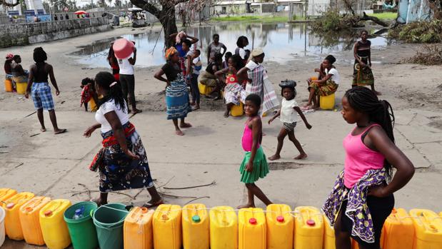 Varias personas esperan en Mozambique a recibir agua