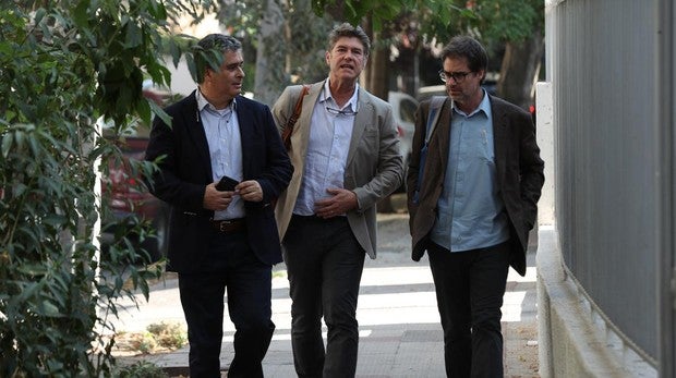 El abogado Juan Pablo Hermosilla (i) y las víctimas de abuso sexual del influyente párroco Fernando Karadima, James Hamilton (c) y José Andrés Murillo,