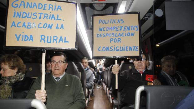 Vecinos de Zamora en el autobús que viajaron para manifestarse en Madrid