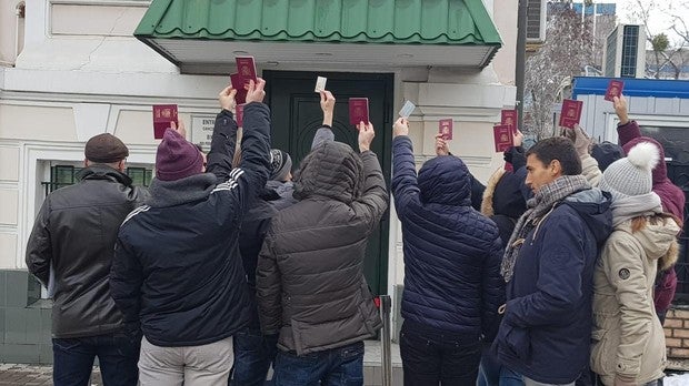 Parejas españolas con hijos por gestación subrogada, atrapadas en Ucrania, el pasado febrero