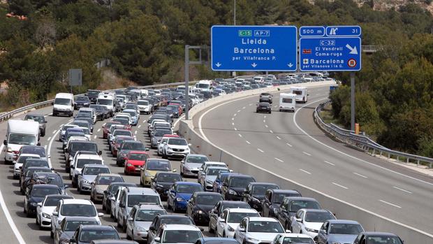 Pasado 19 de abril: colas kilométricas en la AP-7 en sentido sur a causa de un accidente en la autopista a su paso por La Pobla de Montornes, en la operación salida de Semana Santa