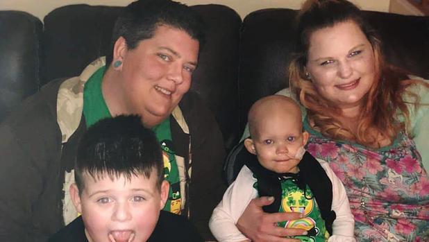 La pequeña Callie June, junto a su familia