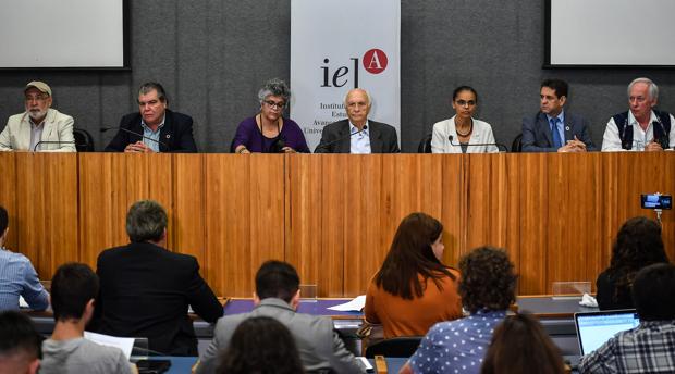 Los exministros de Medio Ambiente de Brasil Jose Carlos Carvalho, Carlos Minc, Marina Silva, Rubens Ricupero, Izabella Teixeira, Sarney Filho y Edson Duart.