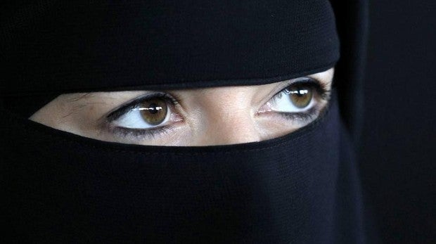 Un nicab es un velo que cubre el rostro y se usa por algunas musulmanas como parte de su vestido hiyab